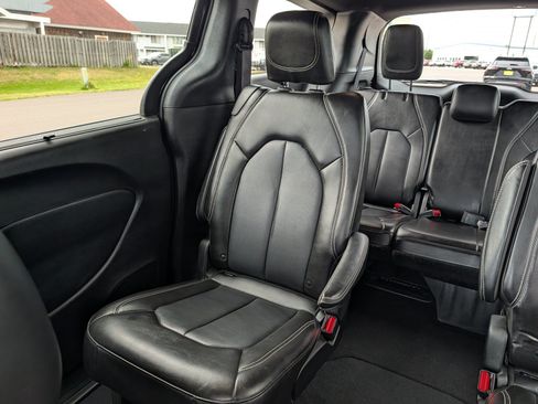 Used 2025 Chrysler Pacifica Select FWD image 12