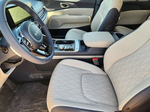 New 2026 Kia Carnival EX image 9