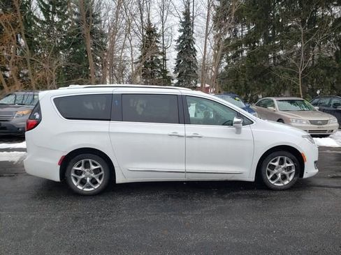 Used 2019 Chrysler Pacifica Limited image 2
