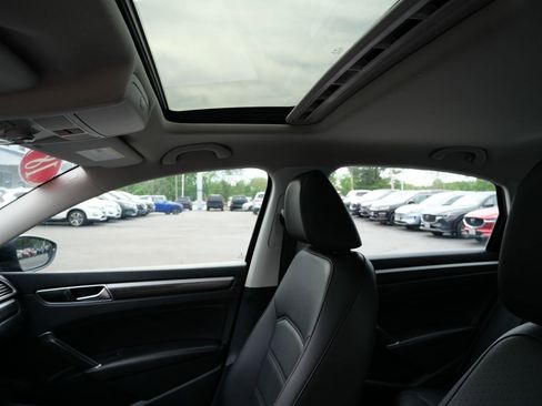 Used 2018 Volkswagen Passat 2.0T SE FWD image 11