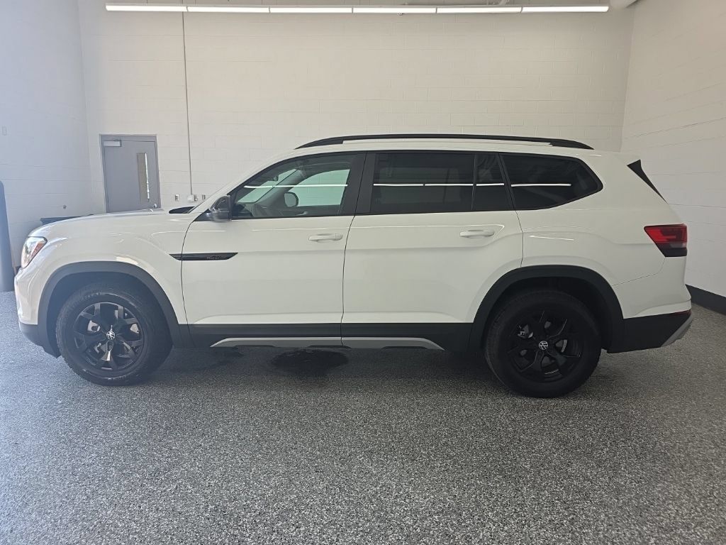 Certified 2024 Volkswagen Atlas Peak Edition SE AWD/4WD image 2