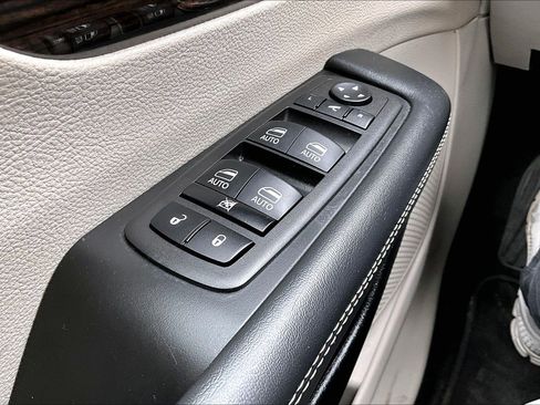 Used 2024 Chrysler Pacifica Limited w/ Uconnect Theater Family Group image 35