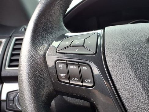Used 2017 Ford Explorer XLT w/ Equipment Group 201A AWD/4WD image 22