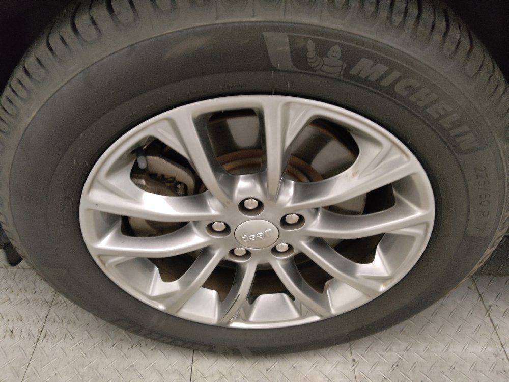 Used 2019 Jeep Cherokee Latitude Plus FWD image 31