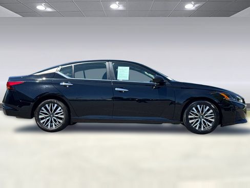 Used 2025 Nissan Altima 2.5 SV FWD image 8