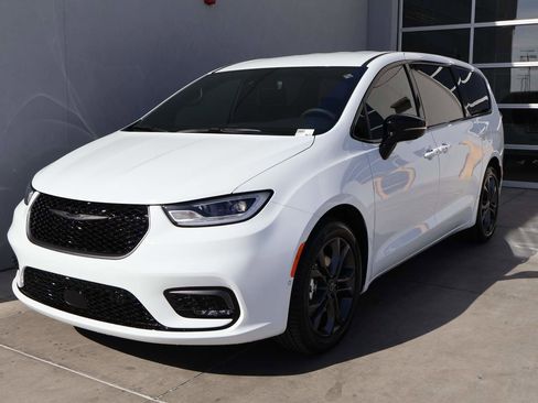 New 2026 Chrysler Pacifica Select FWD image 1