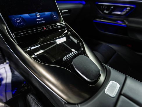 Used 2022 Mercedes-Benz SL 55 AMG 4MATIC w/ Driver Assistance Package image 15