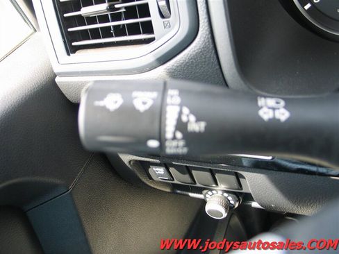 Used 2024 Nissan Titan SV AWD/4WD image 8