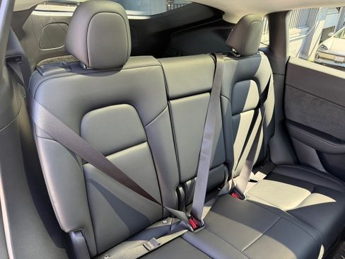 Used 2021 Tesla Model Y Long Range image 39