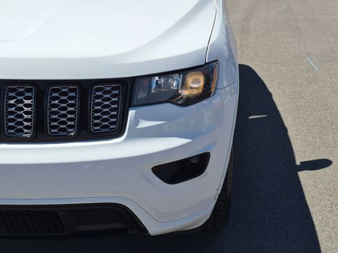 Used 2020 Jeep Grand Cherokee Altitude AWD/4WD image 12