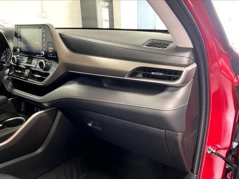 Used 2022 Toyota Highlander XLE AWD/4WD image 13