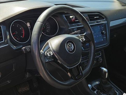 Used 2020 Volkswagen Tiguan SE w/ Panoramic Sunroof Package AWD/4WD image 9