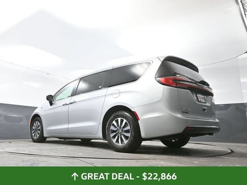 Used 2024 Chrysler Pacifica Limited FWD image 56