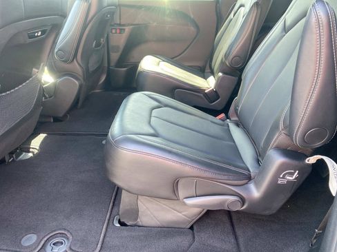 Certified 2025 Chrysler Pacifica Select image 17