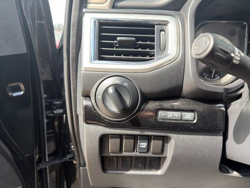 Used 2019 Nissan Titan SV AWD/4WD image 26