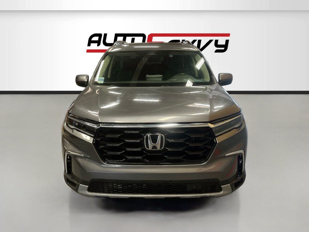 Used 2025 Honda Pilot Touring image 2