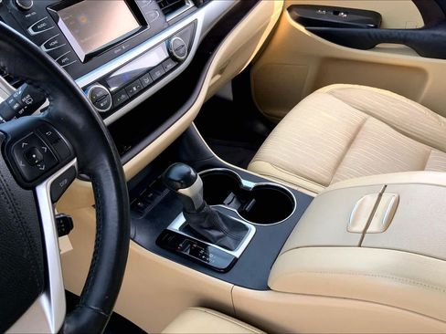 Used 2015 Toyota Highlander Plus FWD image 16