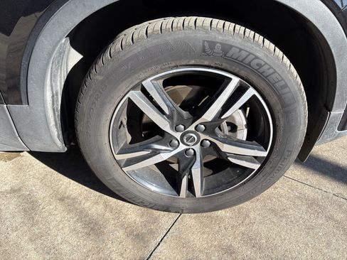 Used 2025 Volvo XC40 B5 Core image 13