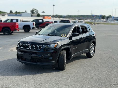 Used 2024 Jeep Compass Latitude AWD/4WD image 3