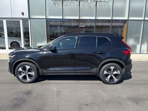 Certified 2025 Volvo XC40 B5 Plus image 2