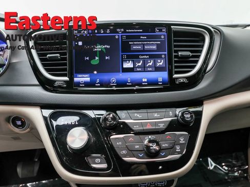 Used 2024 Chrysler Pacifica Touring-L image 12