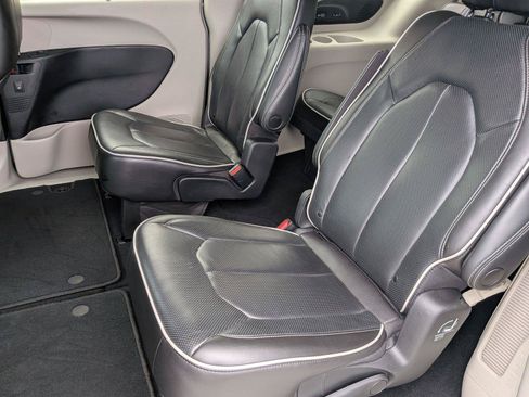 Used 2022 Chrysler Pacifica Limited AWD/4WD image 29