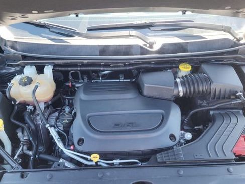 Used 2022 Chrysler Voyager LX FWD image 5