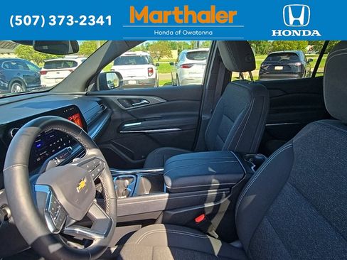 Used 2025 Chevrolet Traverse LT image 11
