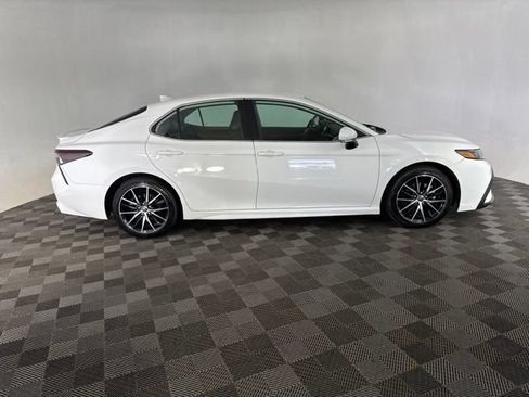 Used 2022 Toyota Camry SE FWD image 4