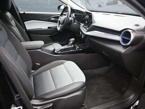 Used 2025 Chevrolet Trax LT w/ LT Convenience Package FWD image 20