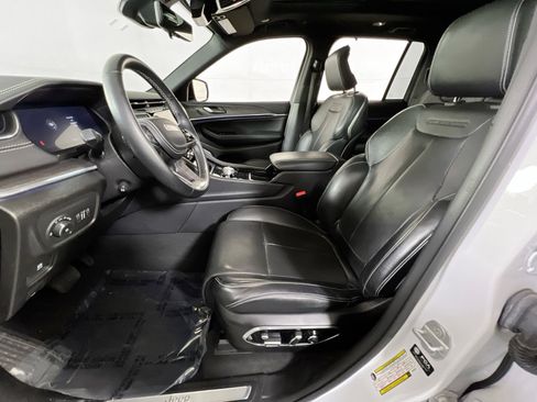 Used 2022 Jeep Grand Cherokee Overland w/ Luxury Tech Group IV AWD/4WD image 22