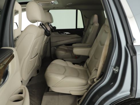 Used 2019 Cadillac Escalade Luxury image 9