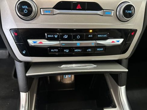 Used 2022 Ford Explorer XLT w/ Equipment Group 202A AWD/4WD image 16