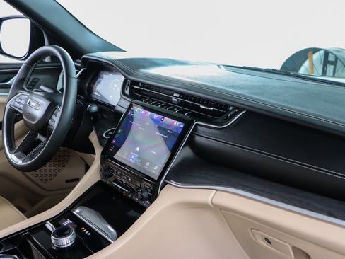 Used 2023 Jeep Grand Cherokee L Limited w/ Luxury Tech Group II image 28