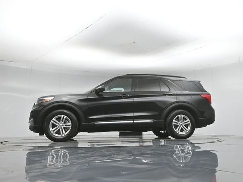 Certified 2023 Ford Explorer XLT RWD image 8