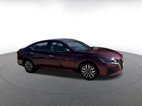 Used 2025 Nissan Altima 2.5 SV FWD image 2