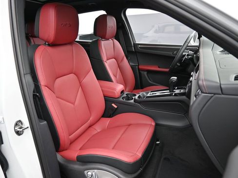 New 2026 Porsche Macan GTS image 31