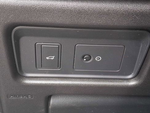 Used 2017 Land Rover Discovery Sport SE image 24