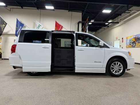 Used 2019 Dodge Grand Caravan SXT image 30