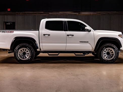 Used 2021 Toyota Tacoma TRD Off-Road w/ Technology Package image 10