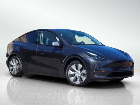 Used 2024 Tesla Model Y Long Range AWD/4WD image 2