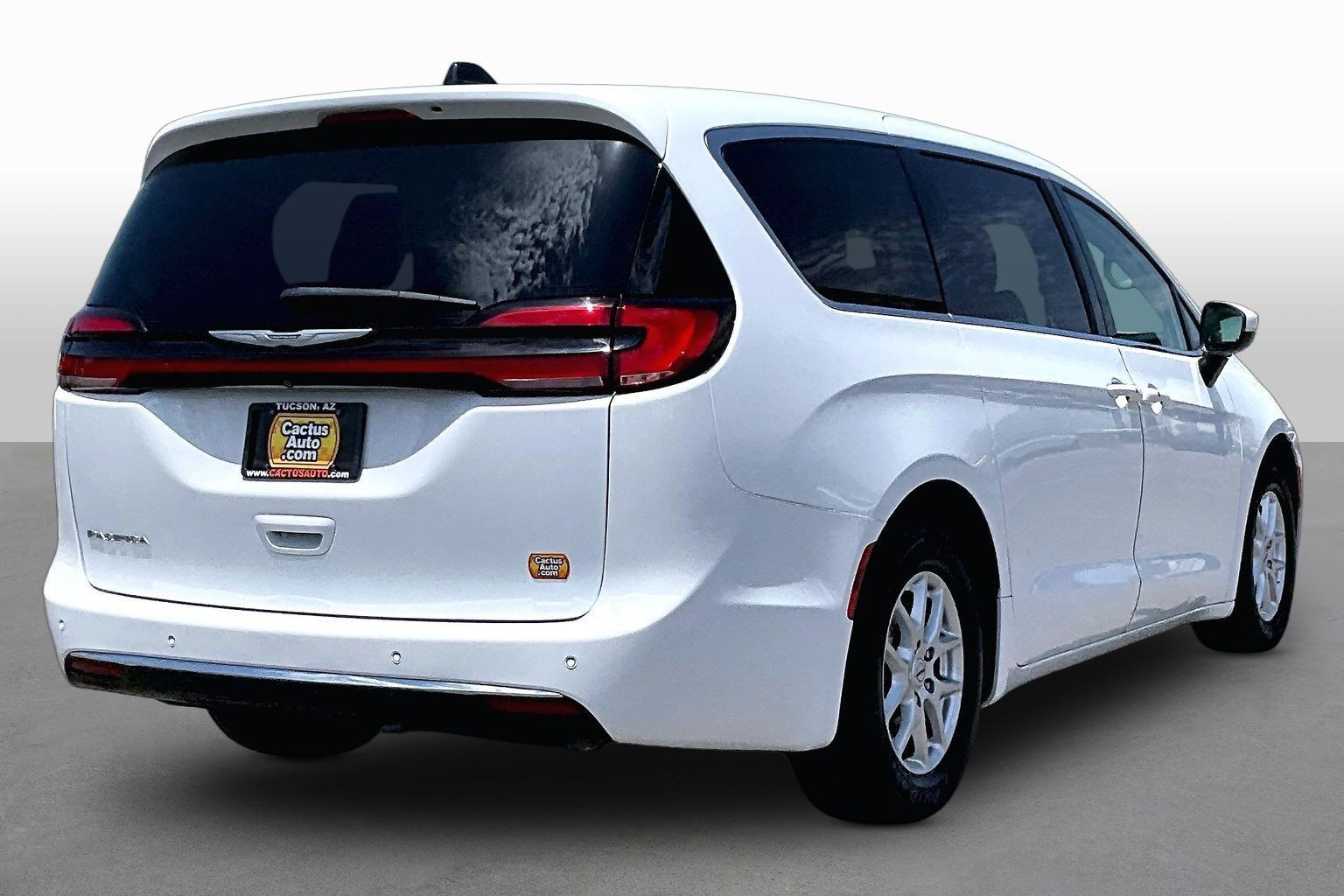 Used 2023 Chrysler Pacifica Touring-L FWD image 2