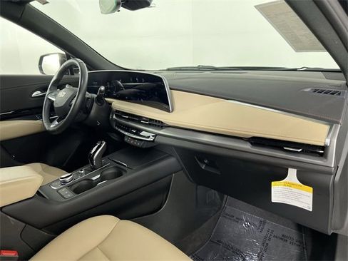 Certified 2024 Cadillac XT4 Luxury w/ Cold Weather Package image 29