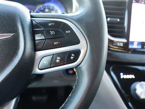 Used 2022 Chrysler Pacifica Touring-L image 20