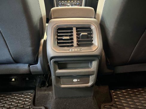 Used 2025 Volkswagen Taos SE image 17