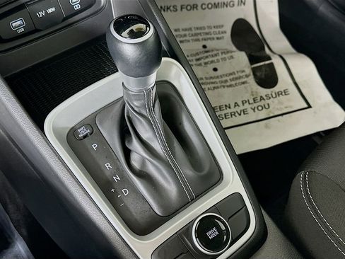 Used 2025 Hyundai Venue SEL FWD image 22