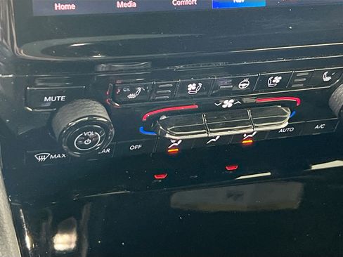 Used 2023 Jeep Grand Cherokee Overland w/ Luxury Tech Group IV image 20