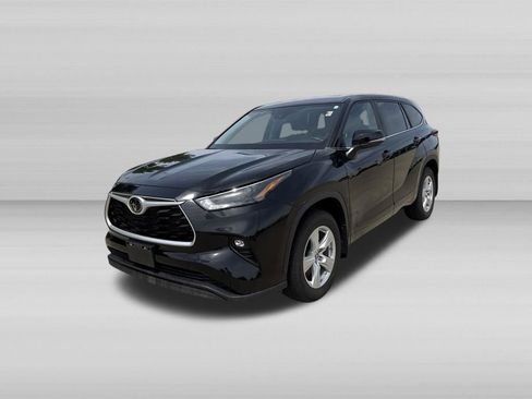 Used 2023 Toyota Highlander LE AWD/4WD image 11