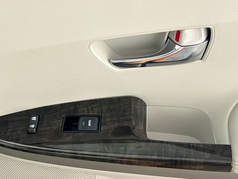 Used 2014 Toyota Venza XLE image 32