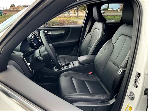 Used 2025 Volvo XC40 B5 Core w/ Protection Package Premier image 27